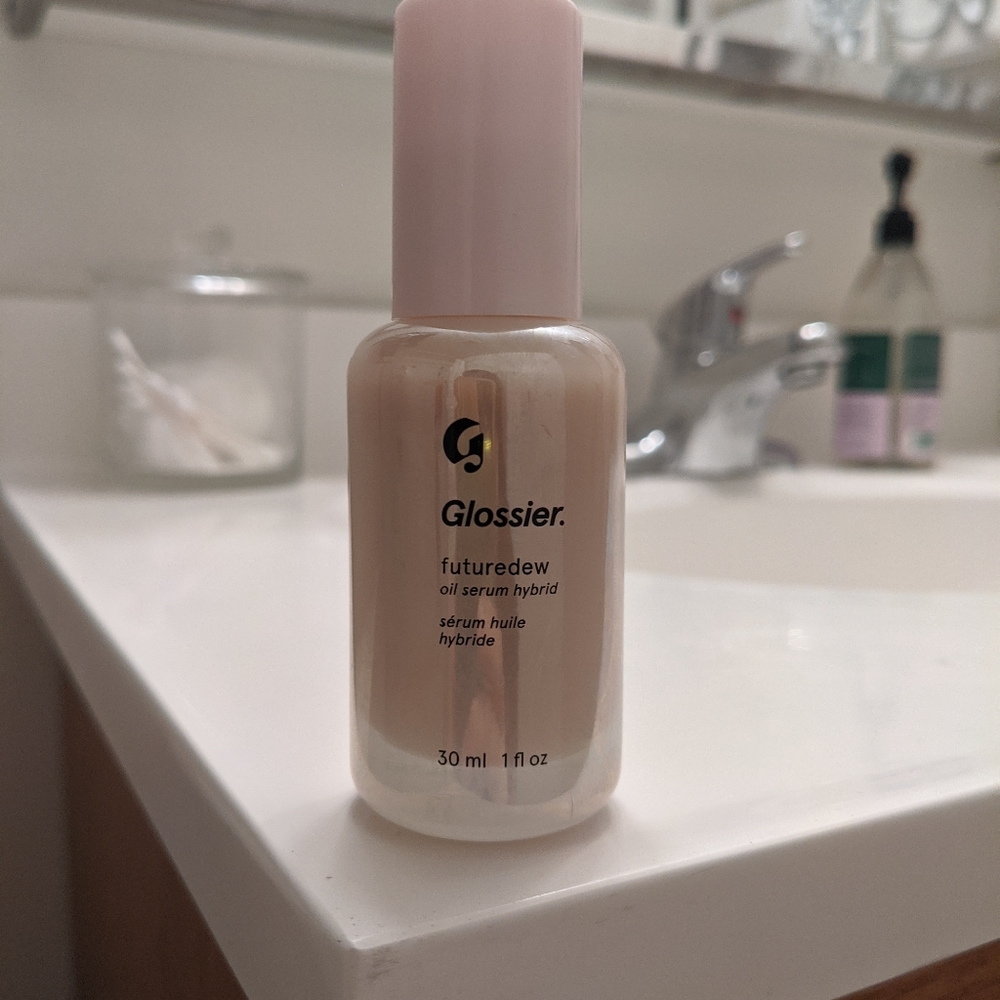 Glossier. Futuredew oil serum hybrid.
